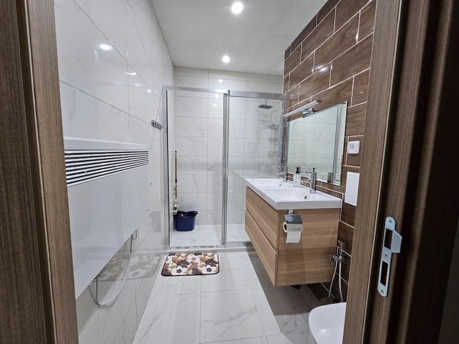 Crown Apartment