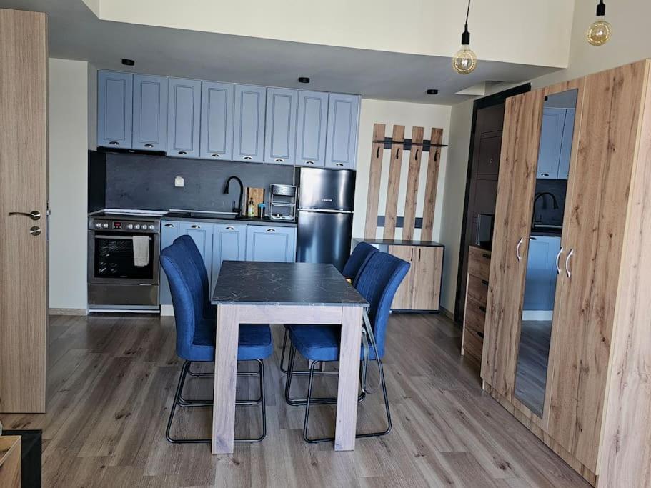 Crown Apartment *